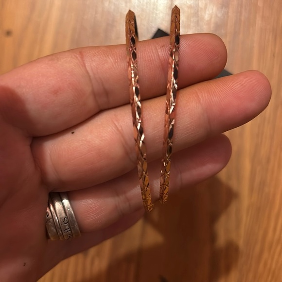 GUESS “BASIC” LARGE ROSE GOLD DIAMOND CUT HOOP EARRINGS - Picture 6 of 9